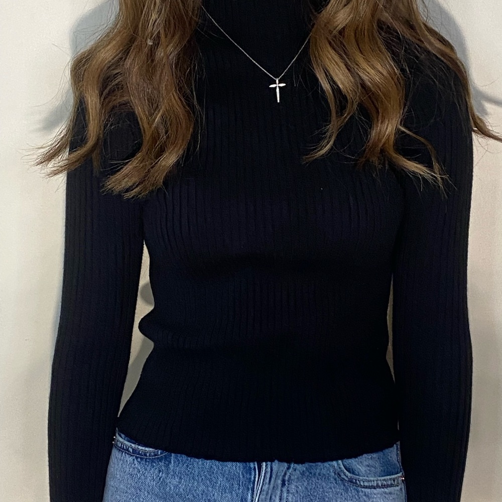 Long-sleeve black girl shirt